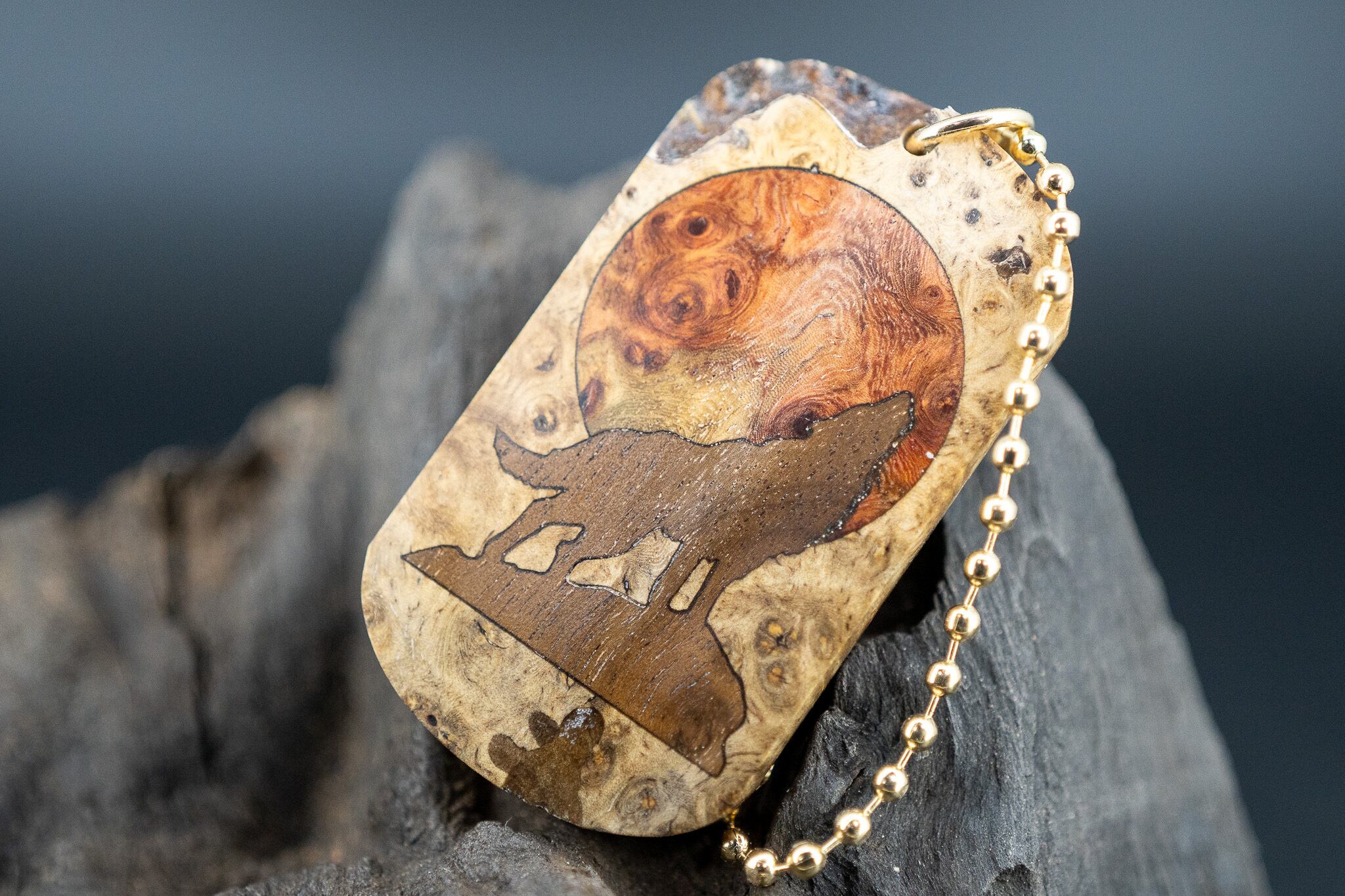 【朱色の銘木】 本花梨瘤 ドッグタグ 象嵌 月と狼