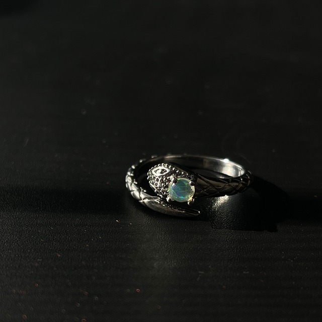 エチオピアオパール スネークリング｜ヘビ｜蛇｜遊色あり｜真鍮製 フリーサイズ｜天然石 指輪