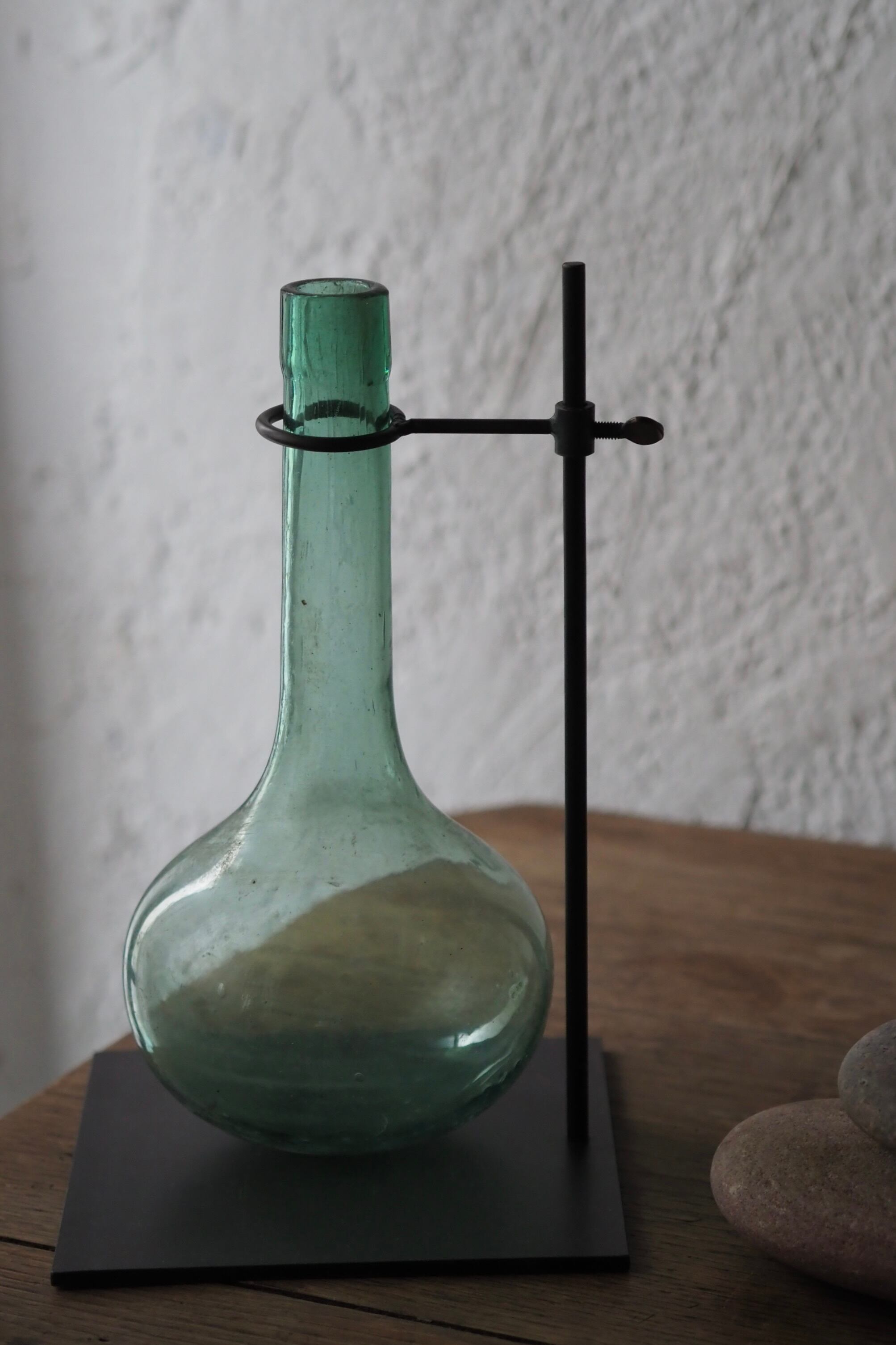 イタリアのワインボトル鉄の台付き No.1-antique glass bottle with