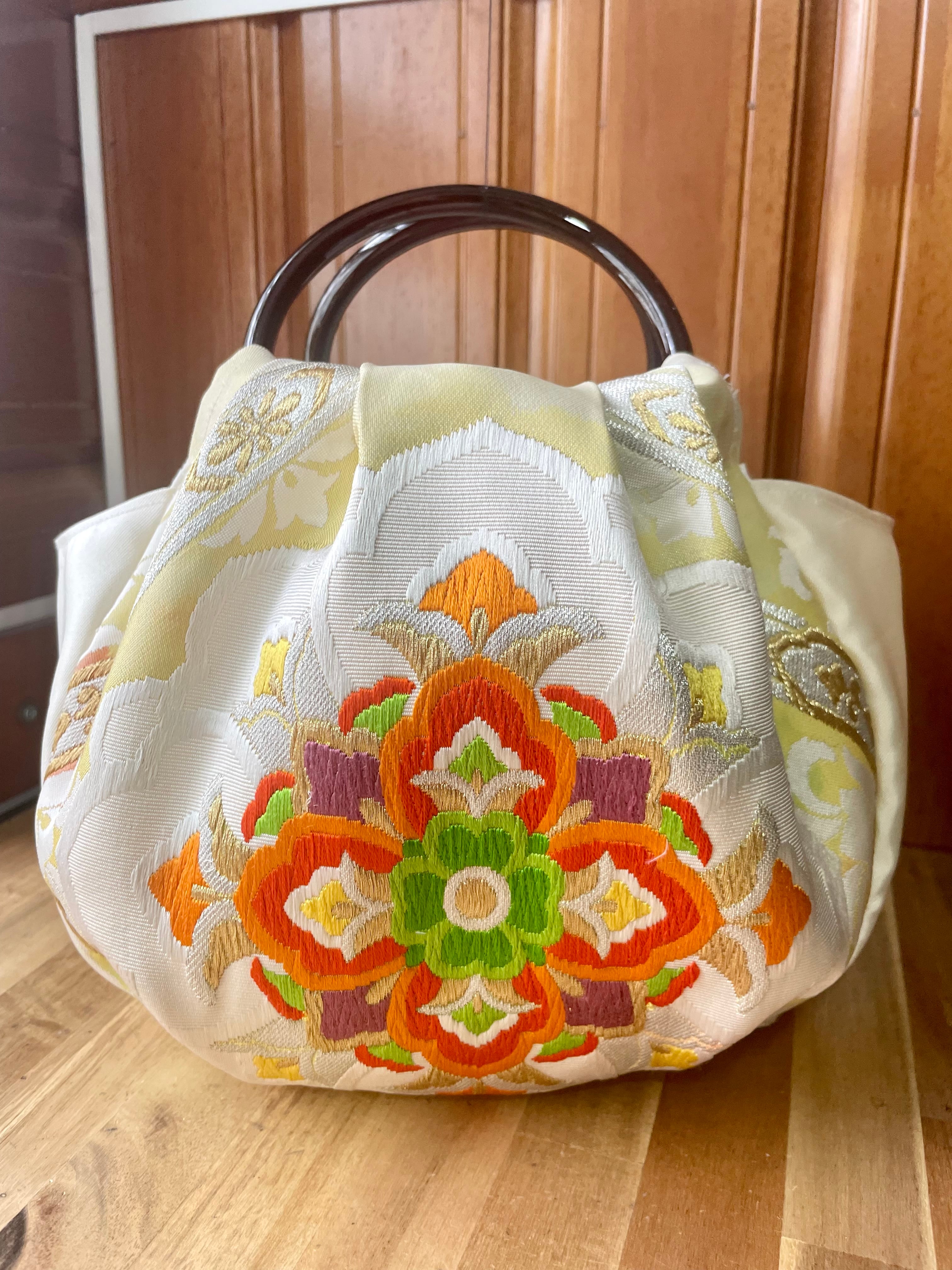 帯リメイク　おしゃれな帯地に花の刺繍の手提げバック : 帯リメイクハンドメイドおしゃれトートバッグ