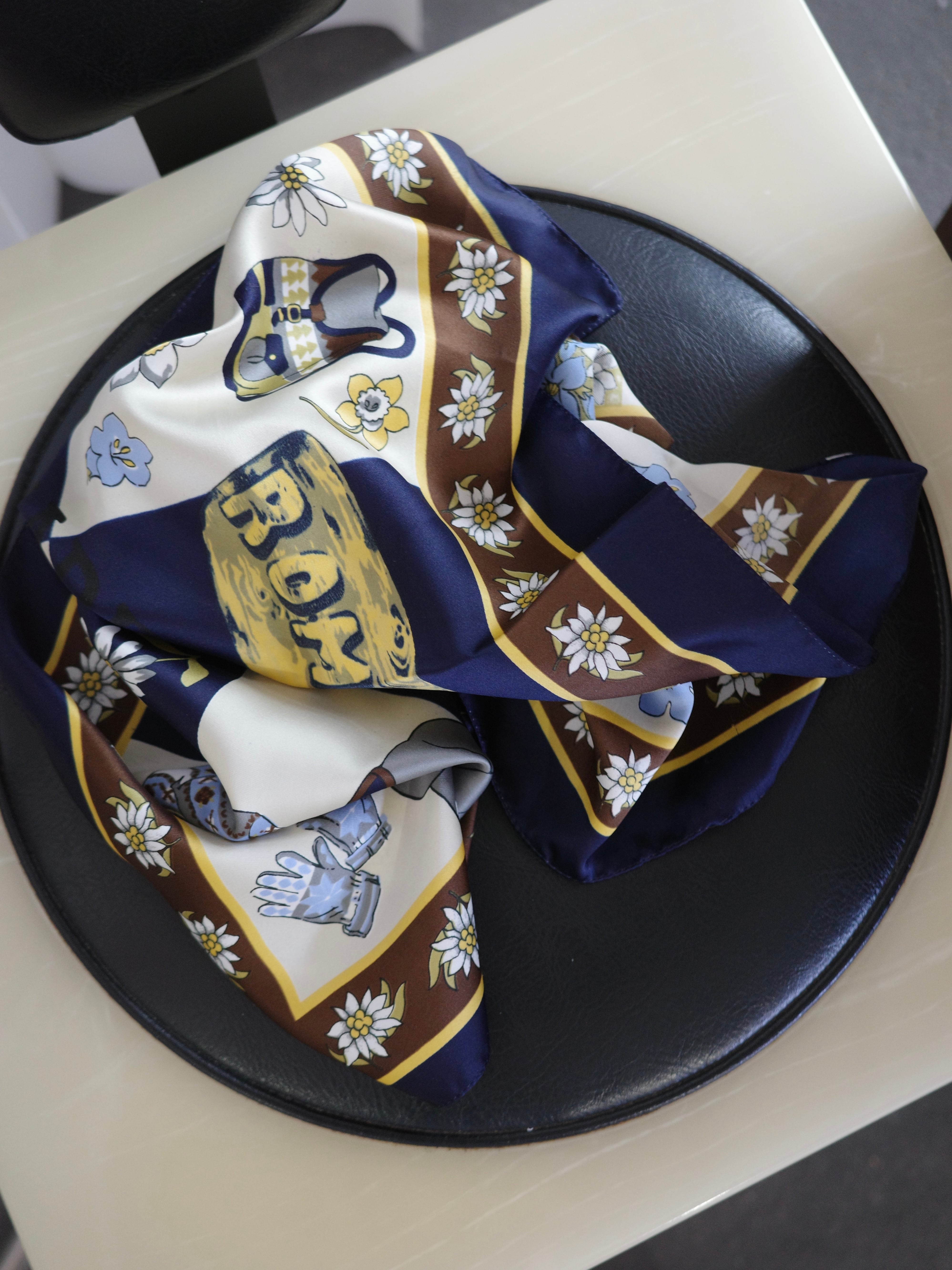 <vintage>”ROMANO”vintage scarf