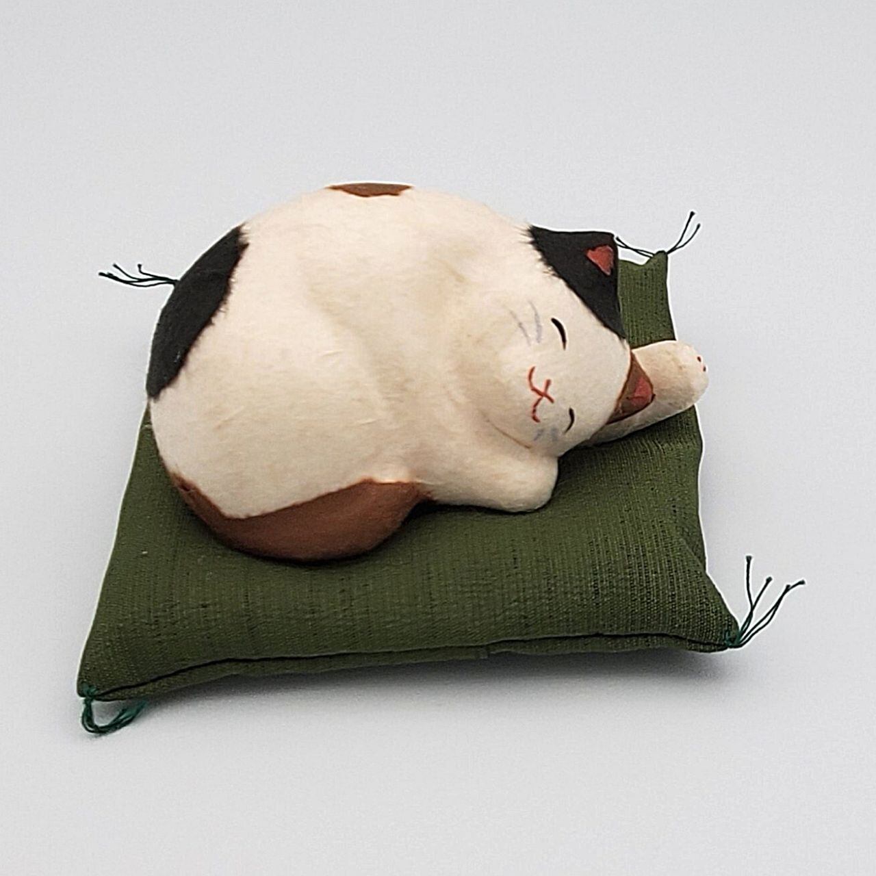 ちぎり和紙のカワイイ眠り猫(三毛)