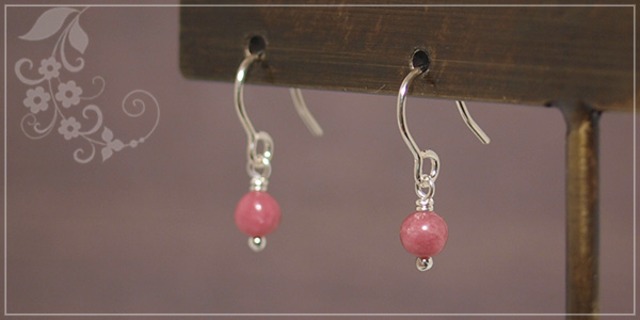 ロードナイト４ミリ玉ピアス（イヤリング）