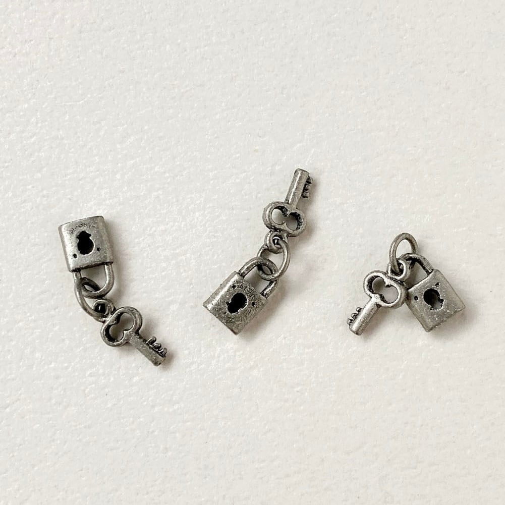 再入荷〉小さな南京錠と鍵モチーフチャーム（12mm） | Dua