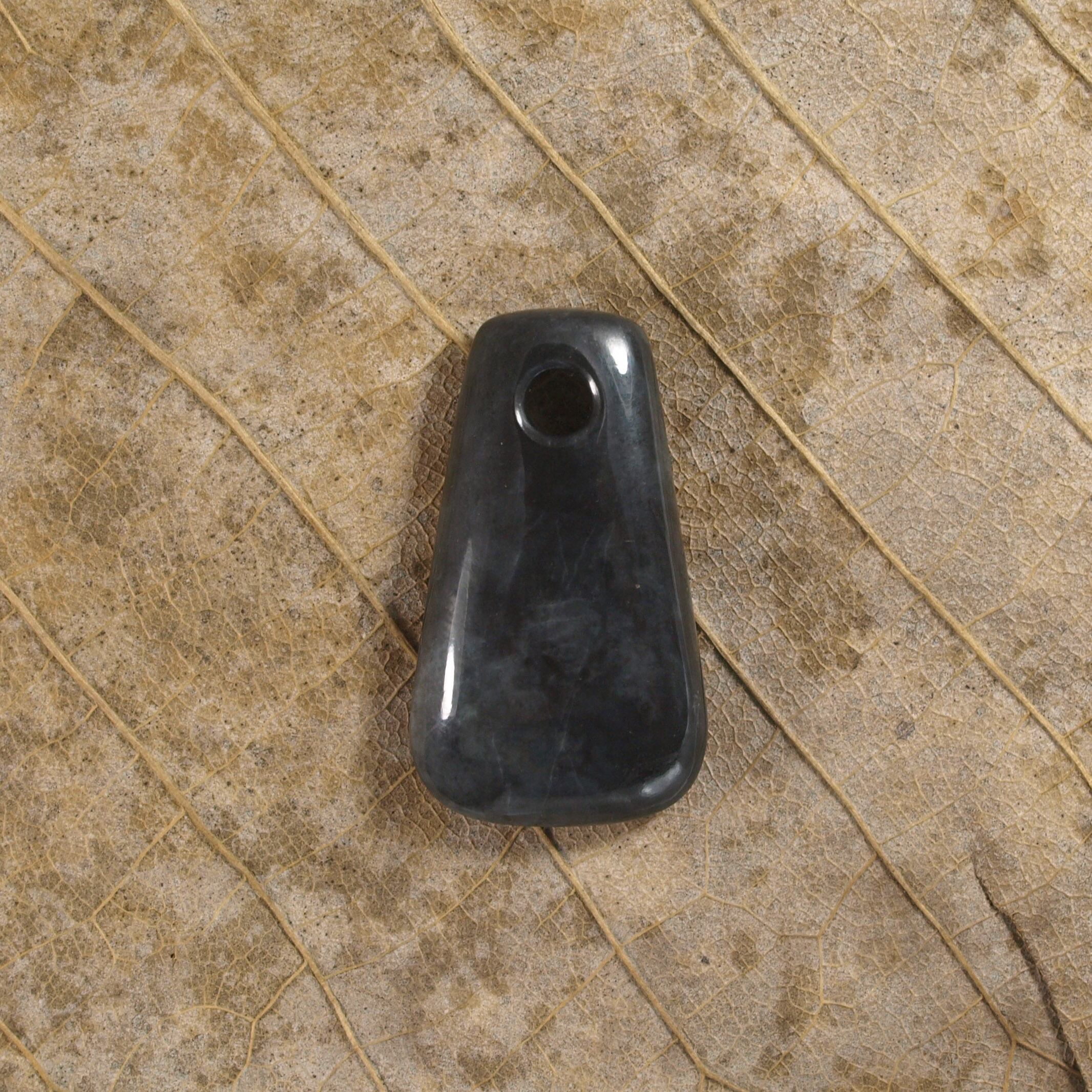 糸魚川翡翠 黒ヒスイ 石斧型ペンダント 8.2g Itoigawa Black Jadeite