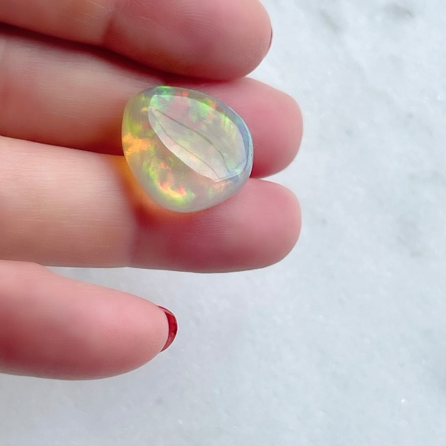 【モンサンミッシェルでアチューメント】【超美石】エチオピア産　オパール　タンブル（ルース）　※ポーチ付き　7036