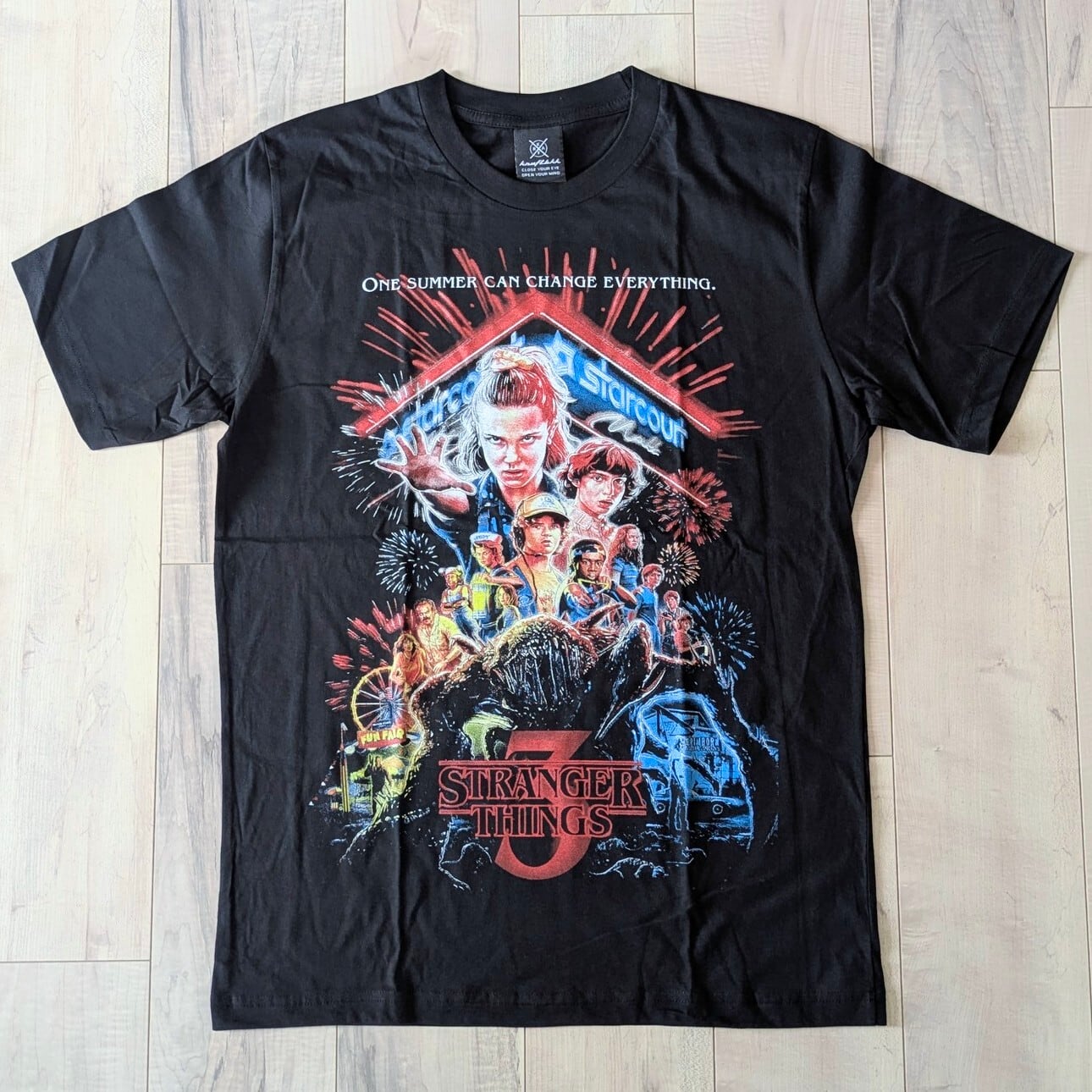 【 Stranger Things / ストレンジャーシングス 】『 ONE SUMMER CAN CHANGE EVERYTHING. 』 Tシャツ / ストレンジャーシングス Season3〚アメリカン雑貨 アメトイ〛