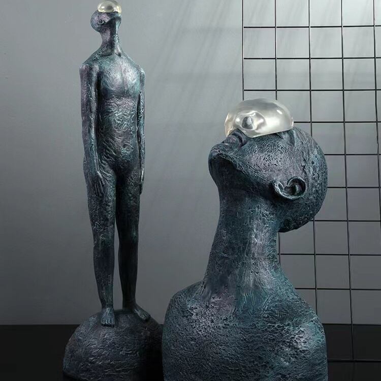 北欧の抽象アートと人体彫刻を組み合わせたインテリア | Russel 海外