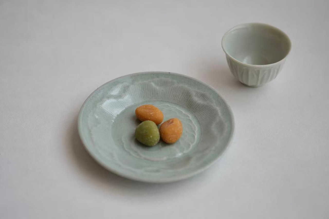 田村文宏 Fumihiro Tamura - 青磁波兎文皿 Celadon plate