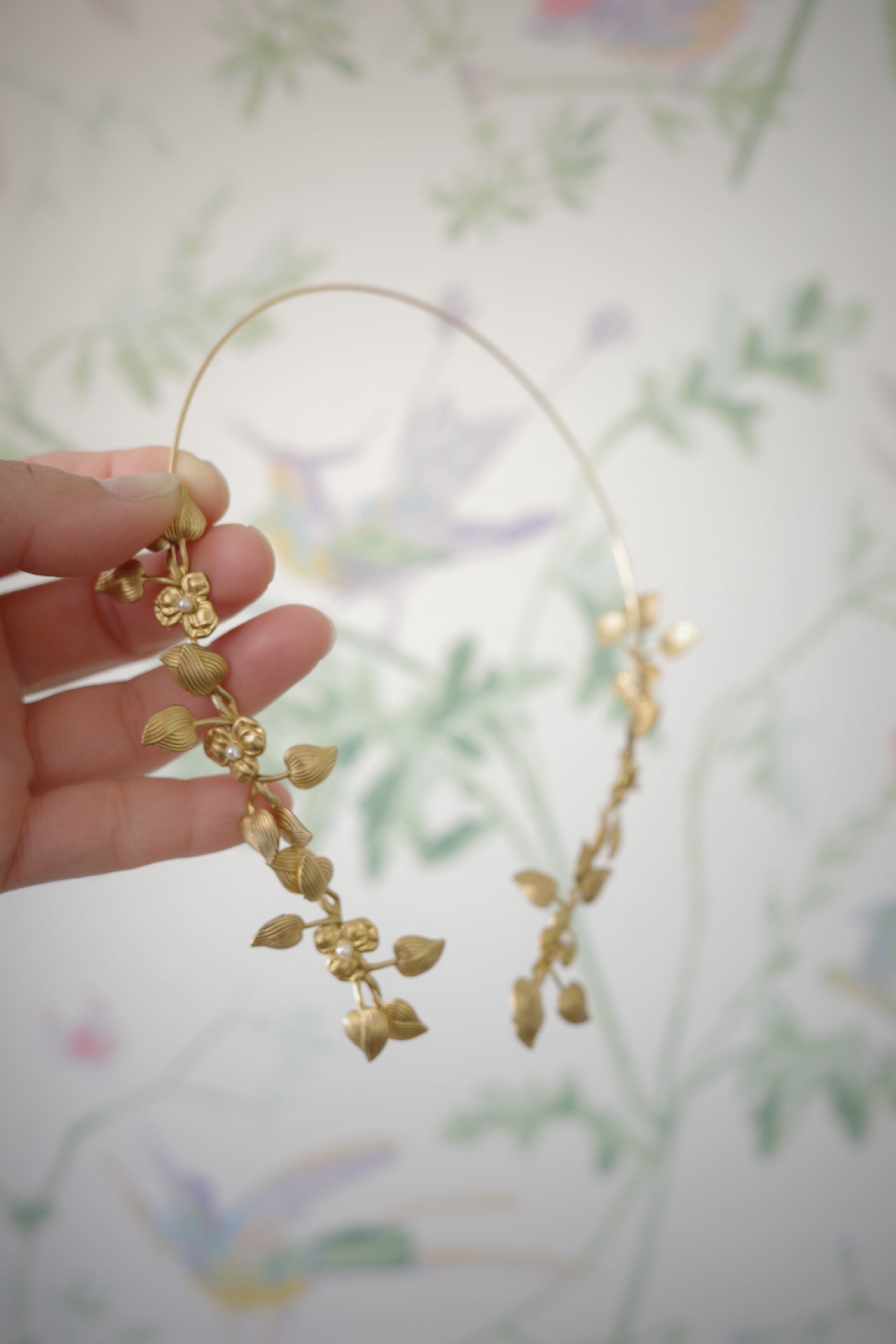 flua. leaf back 引き続い headdress