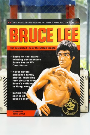 Bruce Lee(ブルース・リー)|The Celebrated Life of the Golden Dragon(Tuttle Publishing/英語版大型ペーパーバック)公式トリビュートブック