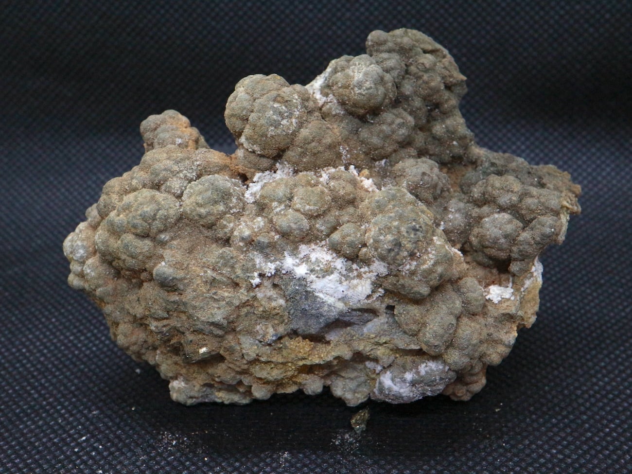 秋田県鹿角市不老倉鉱山産黄銅鉱（キャルコパイライト）