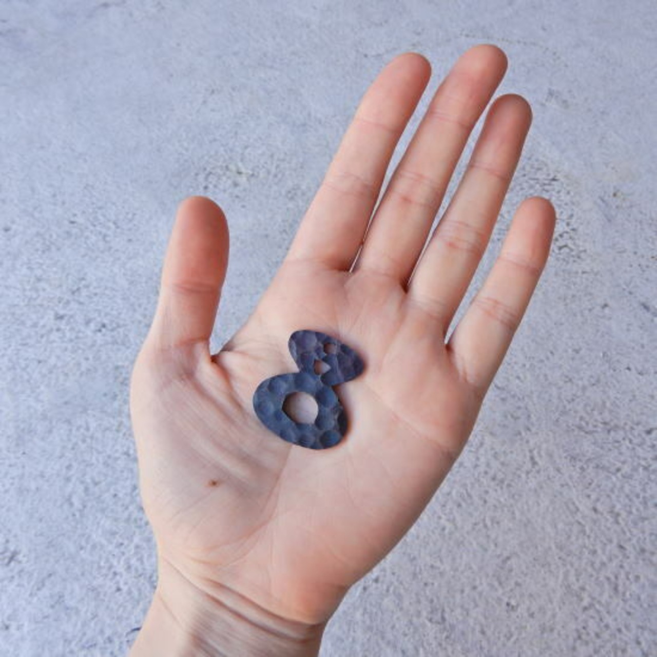 TOPANGA Zakka India Hammered Iron Number Plate S 3cm Black 　インド　ハンマーアイアンナンバープレート　小　ブラック　看板　サインプレート　鉄　住所　店舗　槌目
