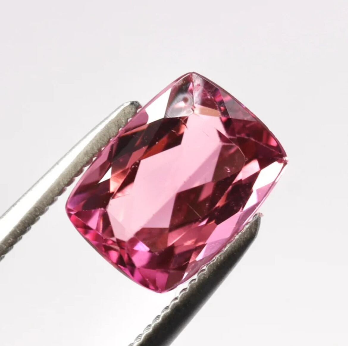 天然ピンクトルマリン 7.165 ct ソーティング付き 天然ピンクトルマリン 7.165 ct ソーティング付き