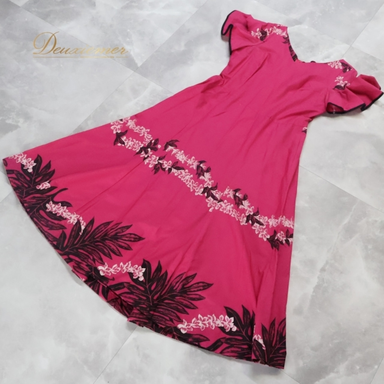 フラダンス 衣装 ワンピース ドレス ムームーファクトリー ピンク系 T&L MUUMUU FACTORY ハワイ製 シンプル プルメリア柄 かわいい 華やか 鮮やか 明るい 黒 ハワイアン アロハ ハワイアンプリント フラ ダンス レッスン 練習 おしゃれ