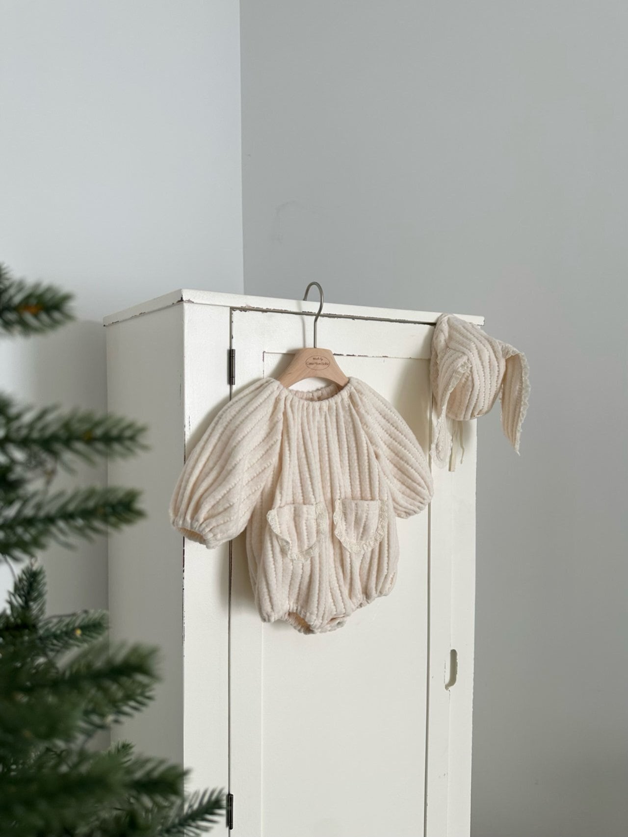 【即納】ニットボンボンロンパース / monbebe