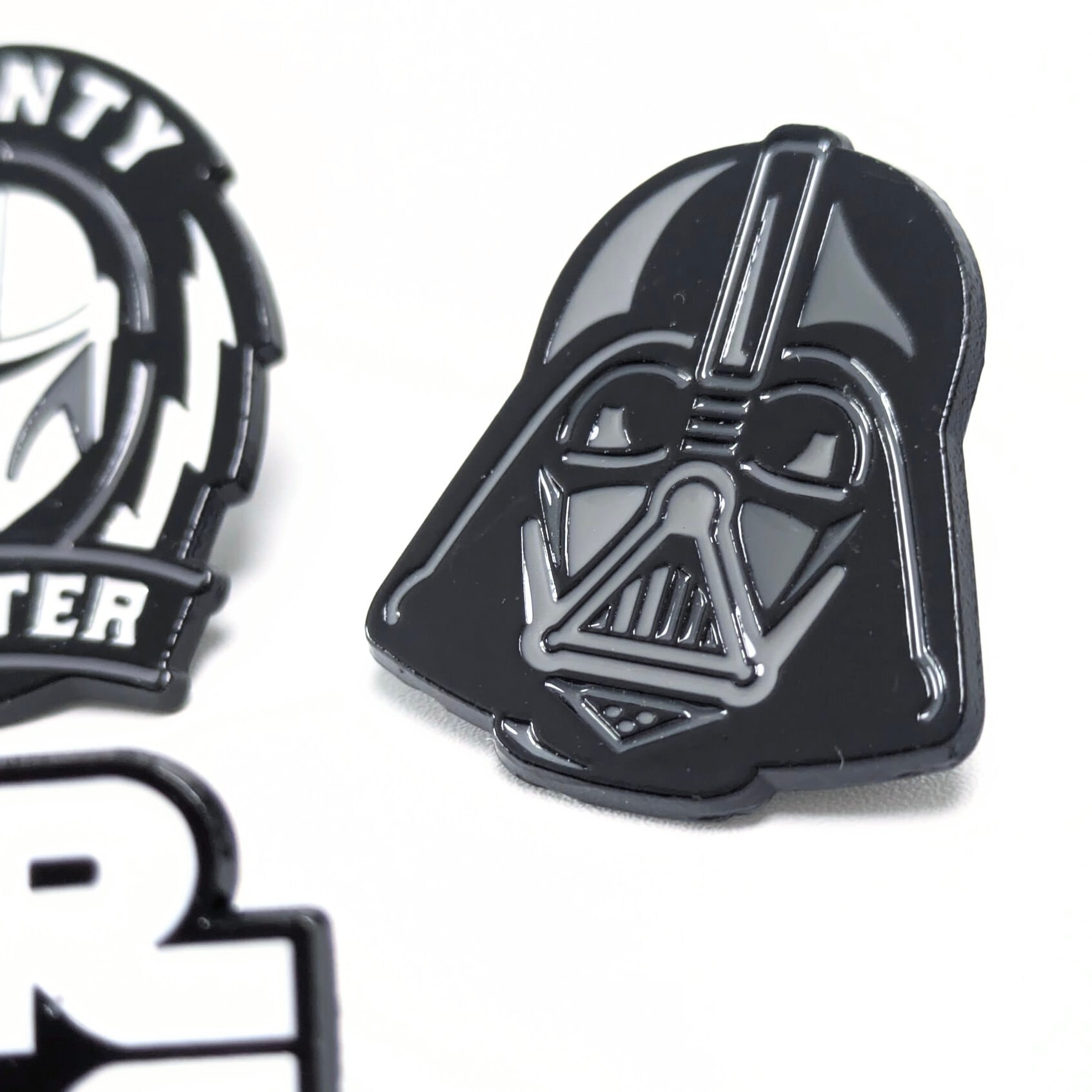 新品未開封 非売品 ピンバッチ ダース•ベイダー ディズニー スターウォーズ 送料無料！ ☆ピンズ PINS☆ピンバッジ 【 Star Wars / スター