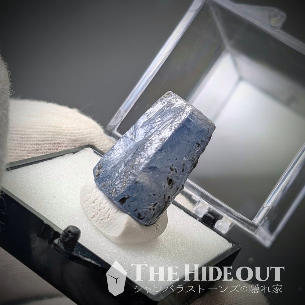 ヒマラヤ産鉱物原石標本045 タプレジュン地区産コランダム(サファイア) この透け感を見よ、この鮮やかさを見よ