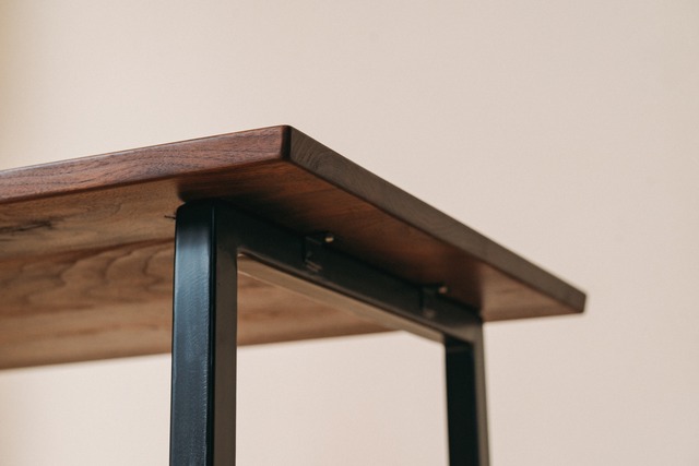 ウォールナット無垢材×スチール脚 ローテーブル｜天然木の高級リビングテーブル