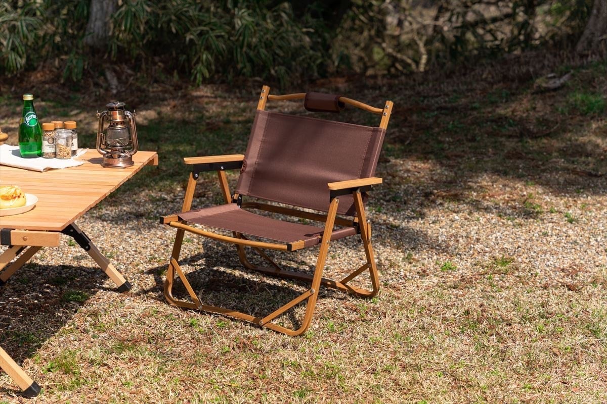 木目調のアルミフレームと天然木のアームレストがナチュラルな雰囲気を