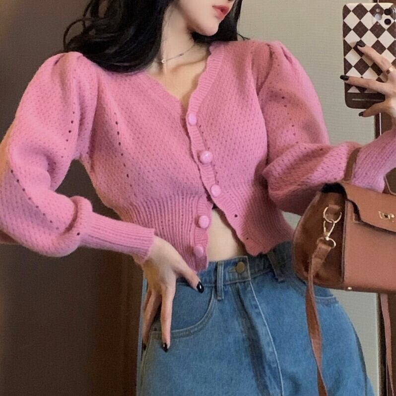 トップス レディース ニット セーター カーディガン 長袖 ボリューム袖 ショート ショート丈 かわいい 大人可愛い きれいめ 大人 上品 おしゃれ シック お洒落 こなれ感 キュート ガーリー ラブリー 送料無料 存在感 抜け感 編み込み クロシェ 無地 春 秋 冬 ボタン お呼ばれ OL 通勤 学生 通学 デート お出かけ 女子会 休日 着回し 普段使い 重ね着 韓国 韓国系 ファッション コーデ モテ 体型カバー 10代 20代 30代 インスタ映え S M L ピンク パープル 紫 ホワイト 白