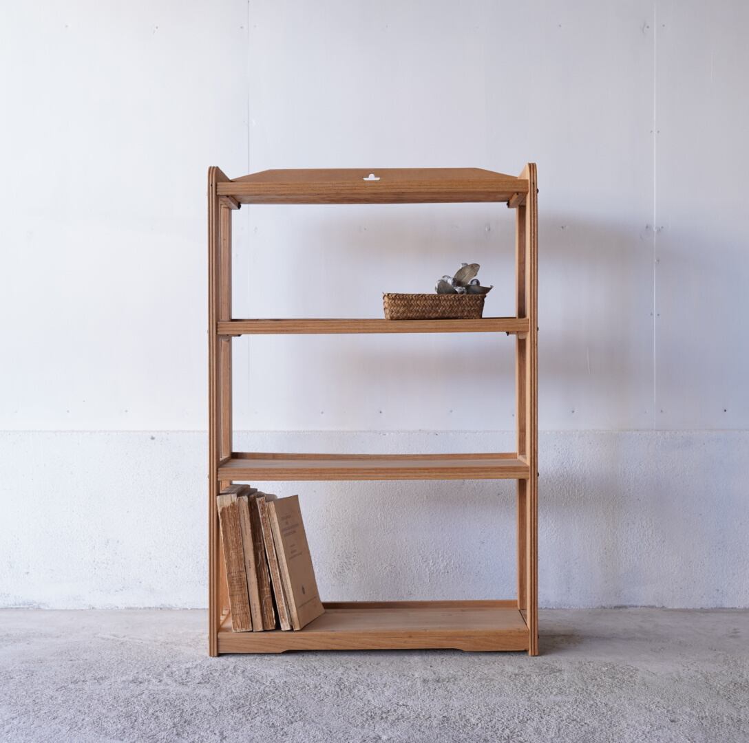 古い4段のオープンラック