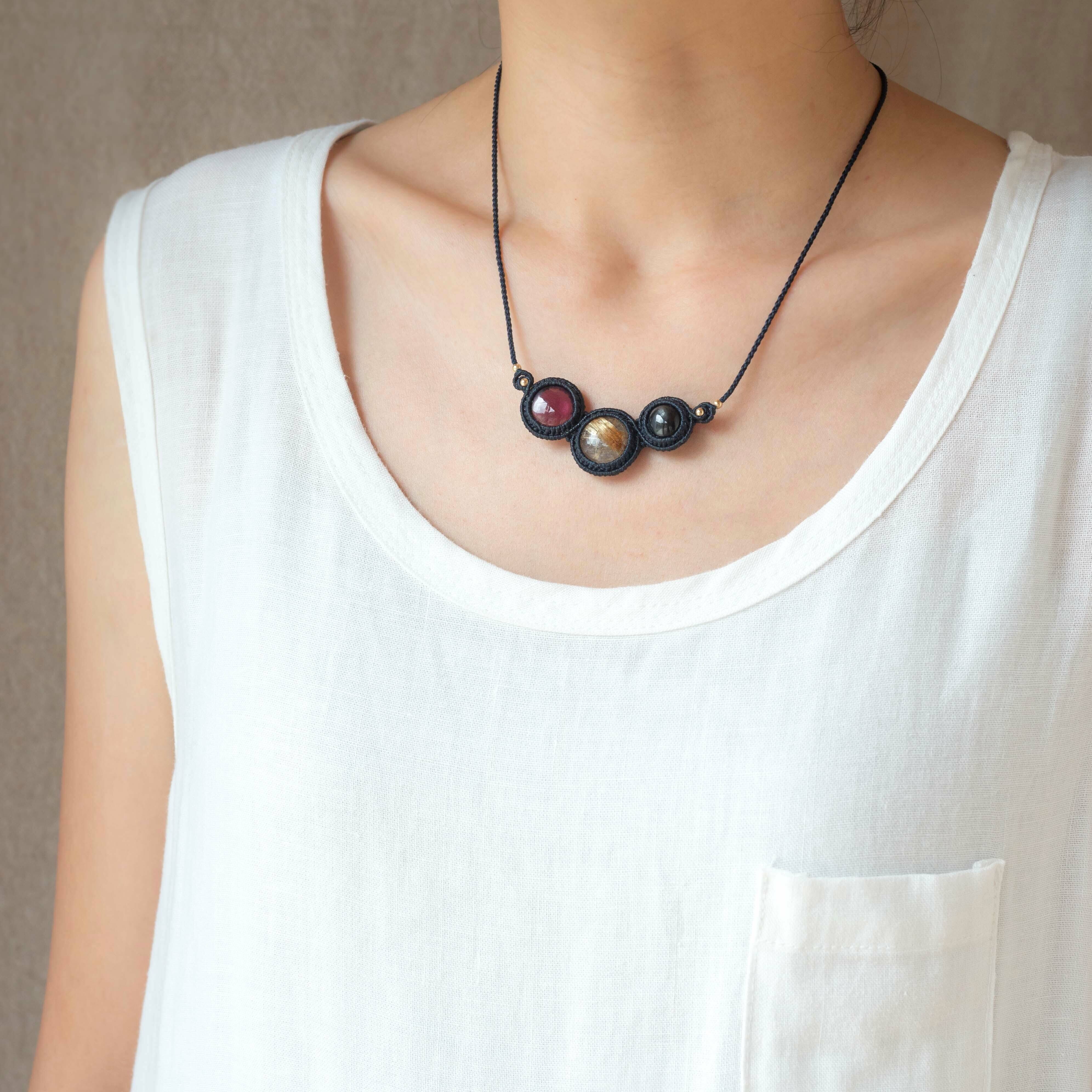 ルチルクォーツとガーネットのマクラメ編み 天然石ネックレス