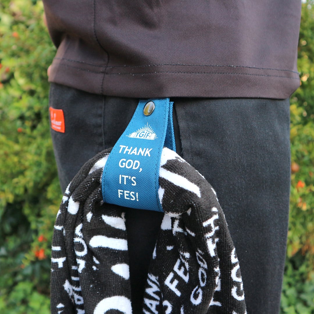 NEW DESIGN! TGIF! カラビナ付きタオルホルダー | フェスバッグ