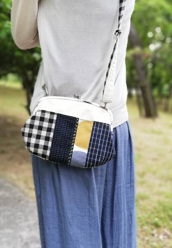 ☆がま口ショルダー☆布あわせとチクチクステッチ 外ポケット付き
