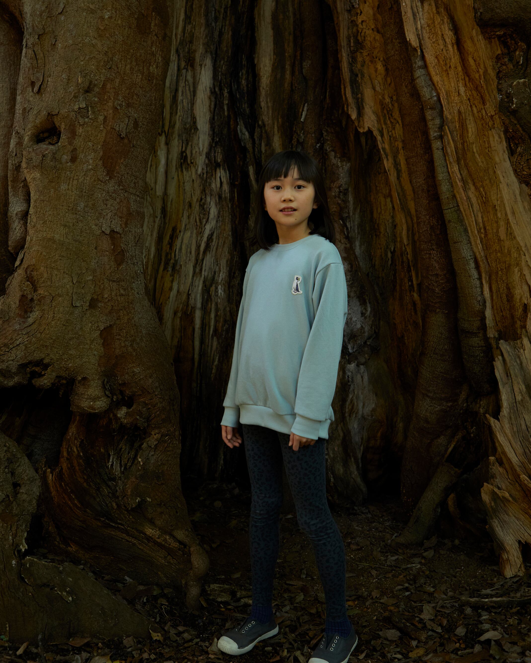 イワトビペンギンのオーバーサイズスウェット(オーガニックコットン)/ Oversized Sweatshirt with Rockhopper Penguin (Organic Cotton)