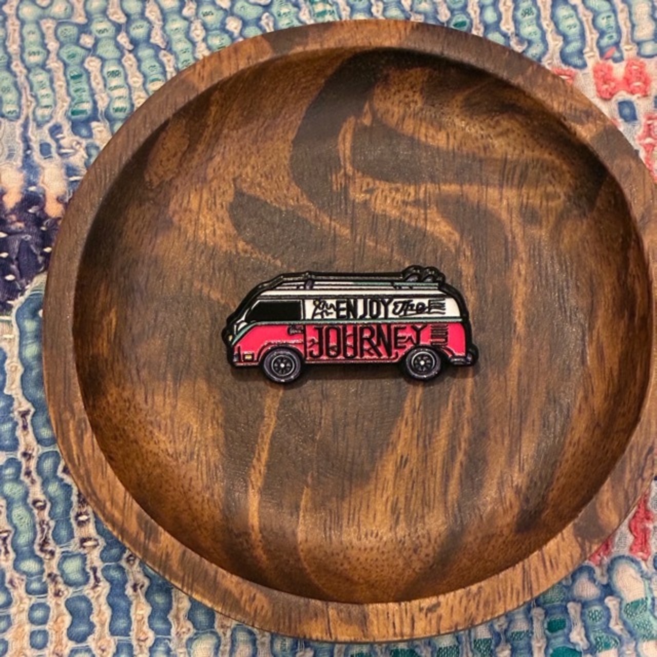 TOPANGA Jewelry Pin Brooch  Enjoy journey　ピンブローチ　エンジョイジャーニー　ジャケット　キャップ　プレゼント　プチギフト　バス　ワゴン　ピンク