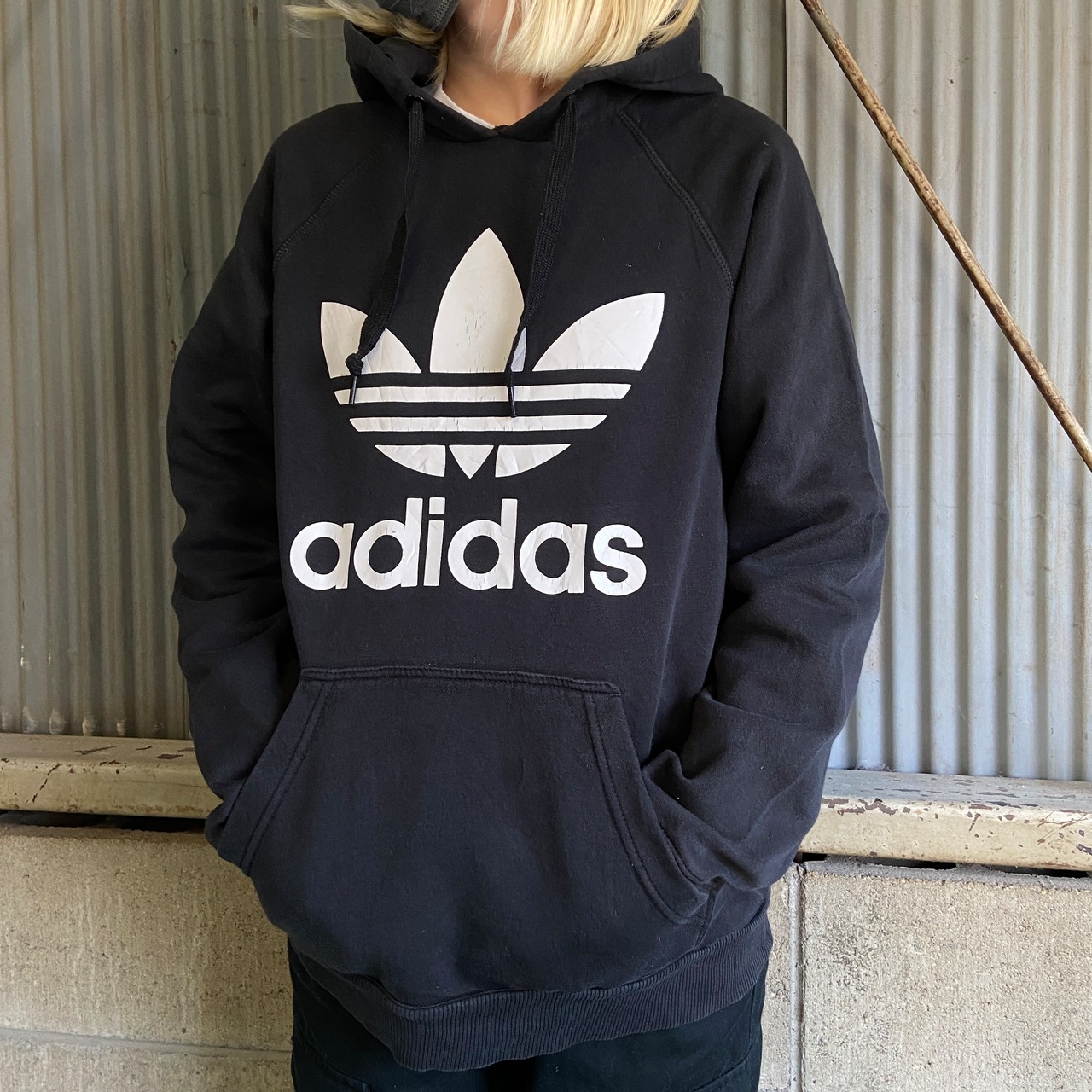adidas アディダストレフォイルロゴ フロントロゴ プリント スウェット 