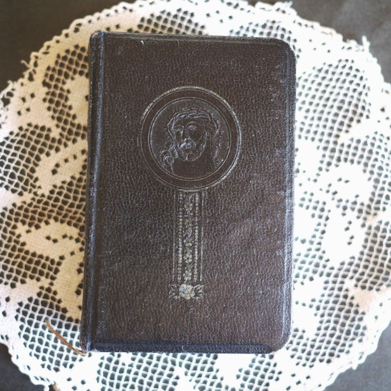 黒い革の祈祷書 箱入り Regina caeli