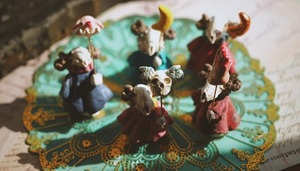 Hand-held doll of a colored bone sheep 【feet】