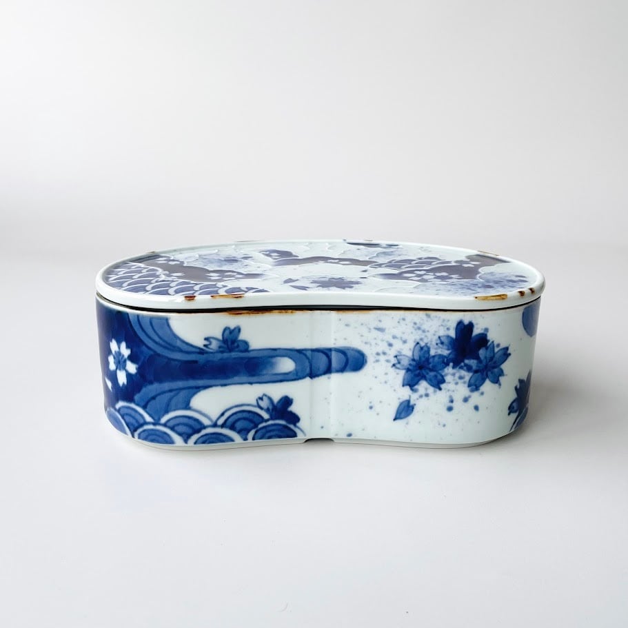 有田焼】染付変り桜散し繭型蓋物 | 和食器のすべて