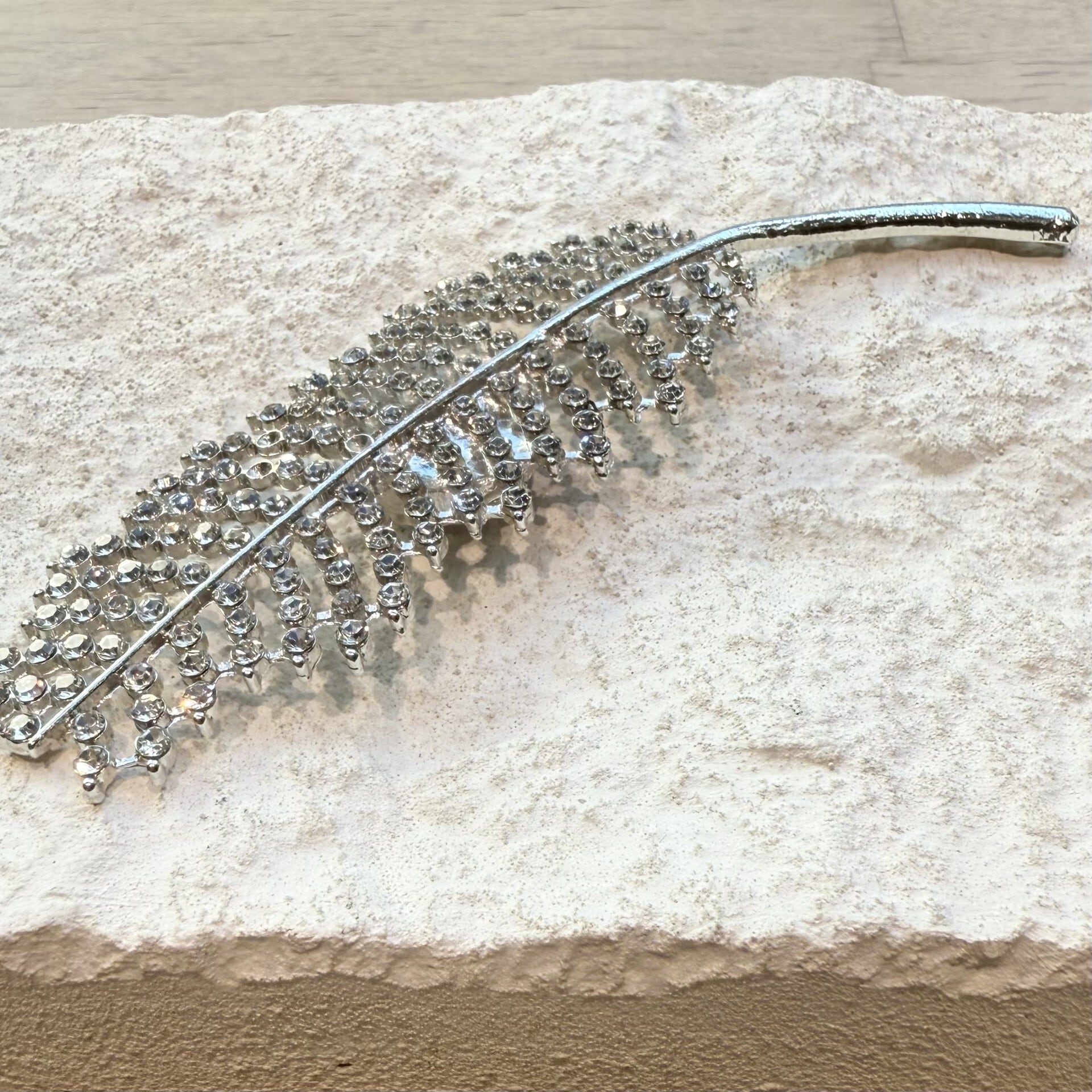 【数量限定訳あり品】リーフモチーフビジューブローチ80250920