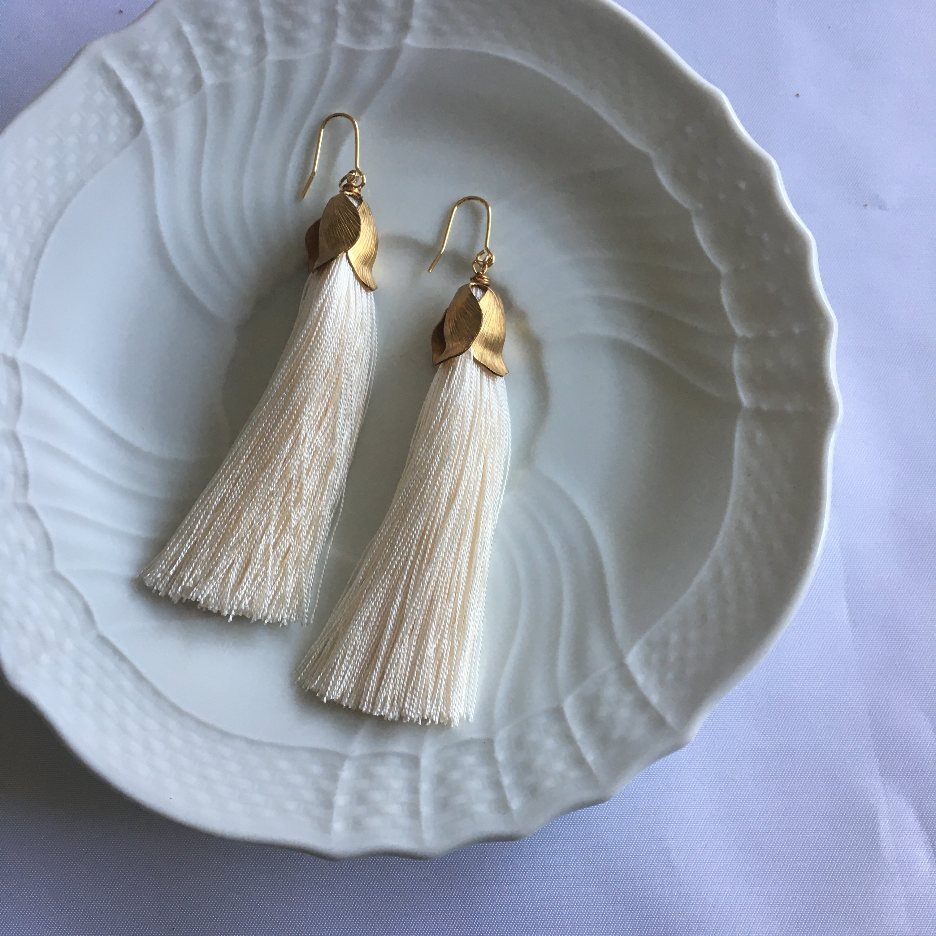 Import brass cap ×silk tassel オフホワイト ピアスorイヤリング  