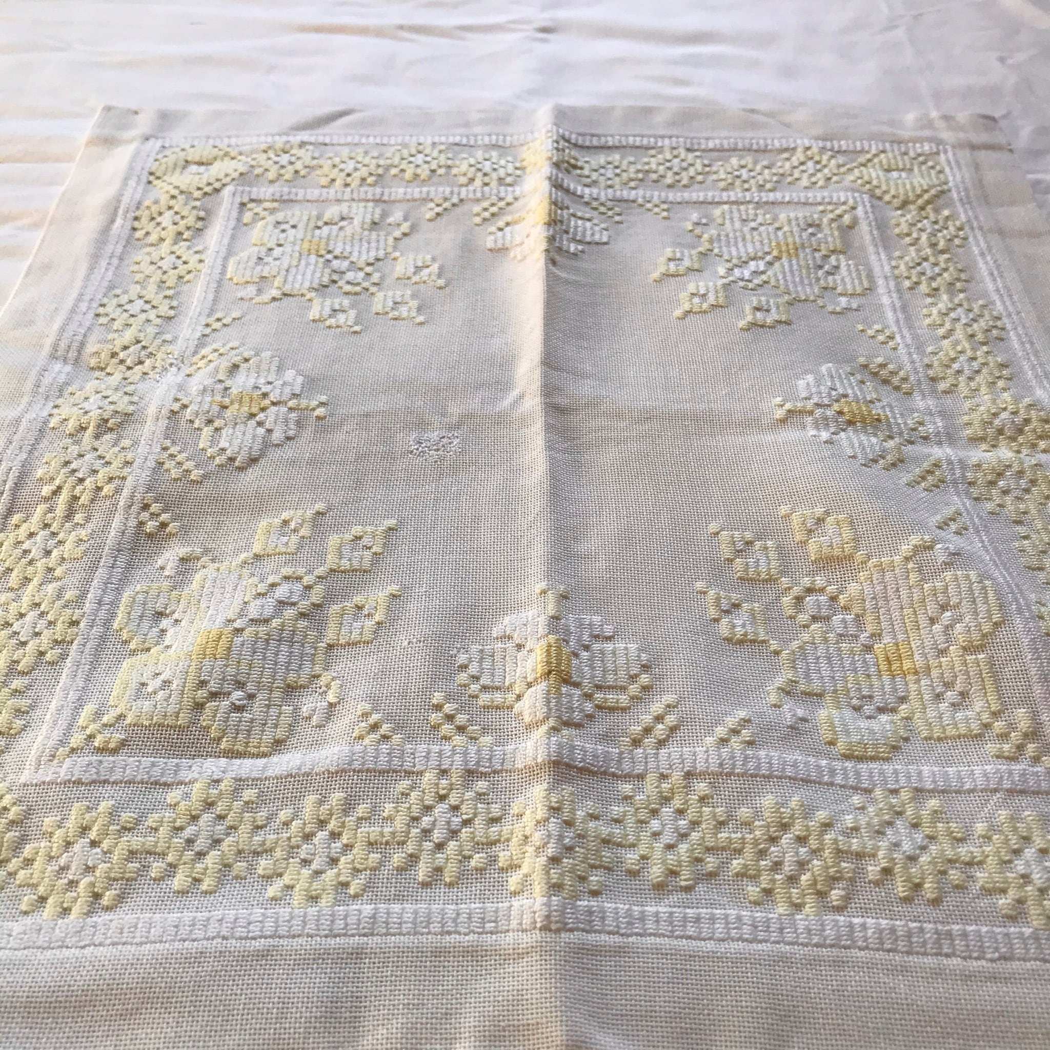 黄色い刺繍の布