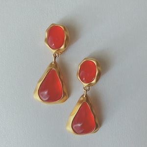 Vintage gold tone red plastic dangle earrings ヴィンテージ　ゴールドトーン　レッド　プラスチック　ダングル　イヤリング b1534