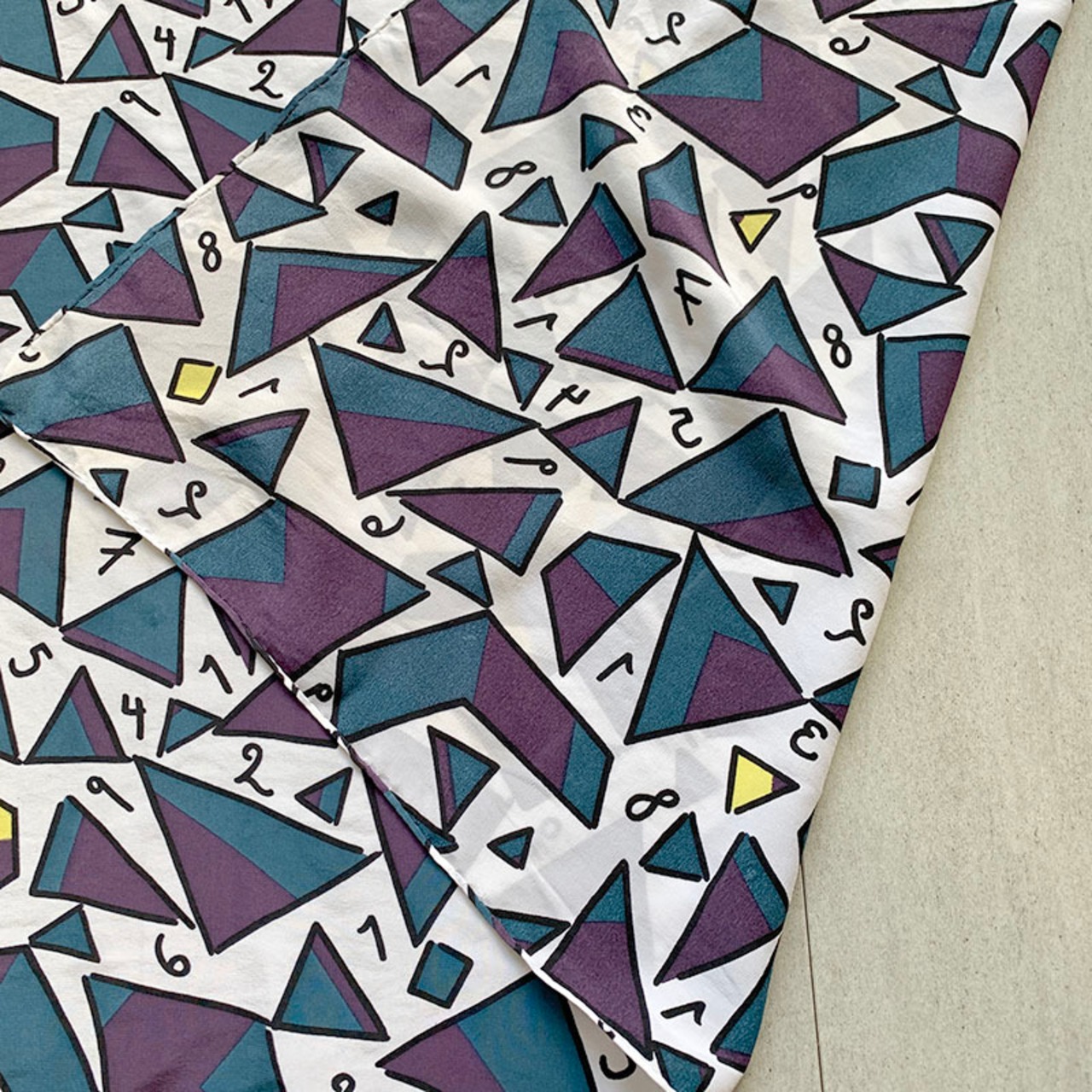 シルクスカーフ ヴィンテージ レトロ柄　数字 12acch36