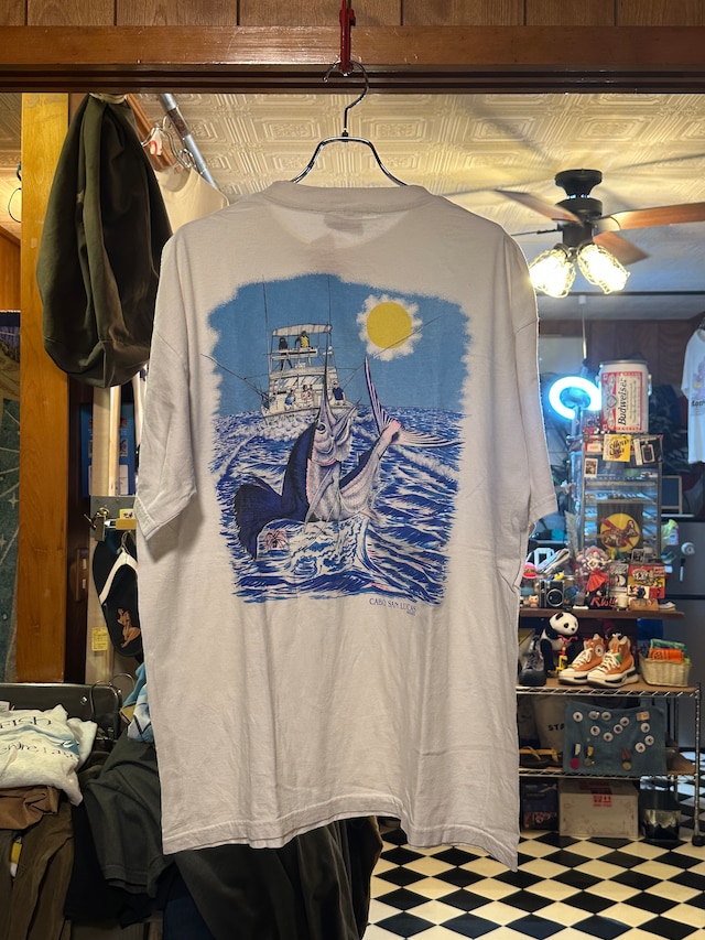 Cabo San Lucas のカジキ柄フィッシングTシャツ（ホワイト）