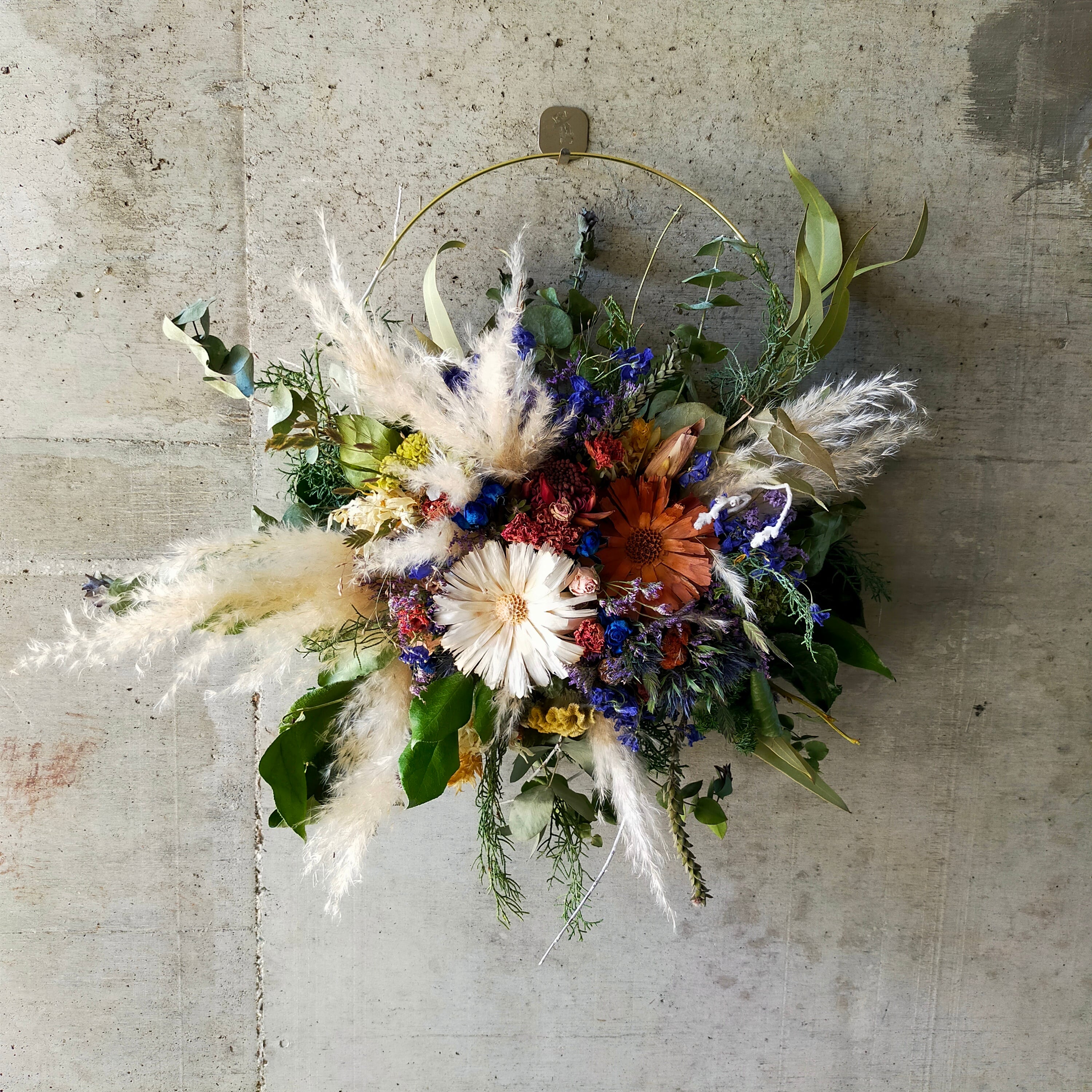 長いこと飾れる三日月リース ドライフラワーリース ビタミンカラー