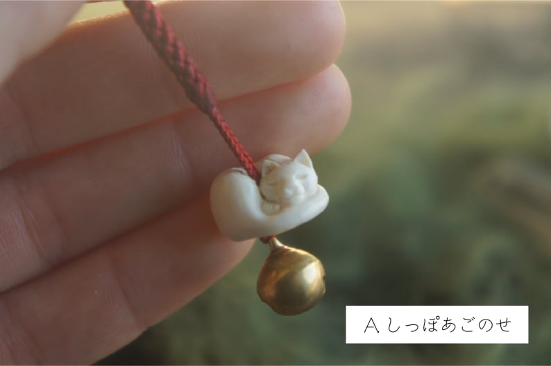 鹿角彫刻「眠り猫」根付 | deer bone 