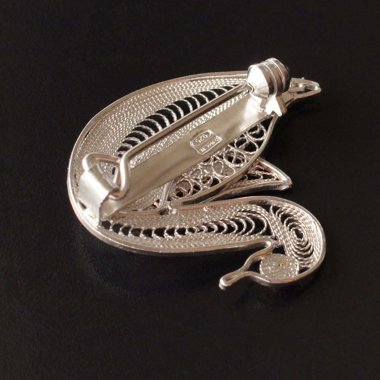 アンティーク シルバー製 マンドリンモチーフ 線細工 ゴールドカラー ブローチ 500x0.jpg