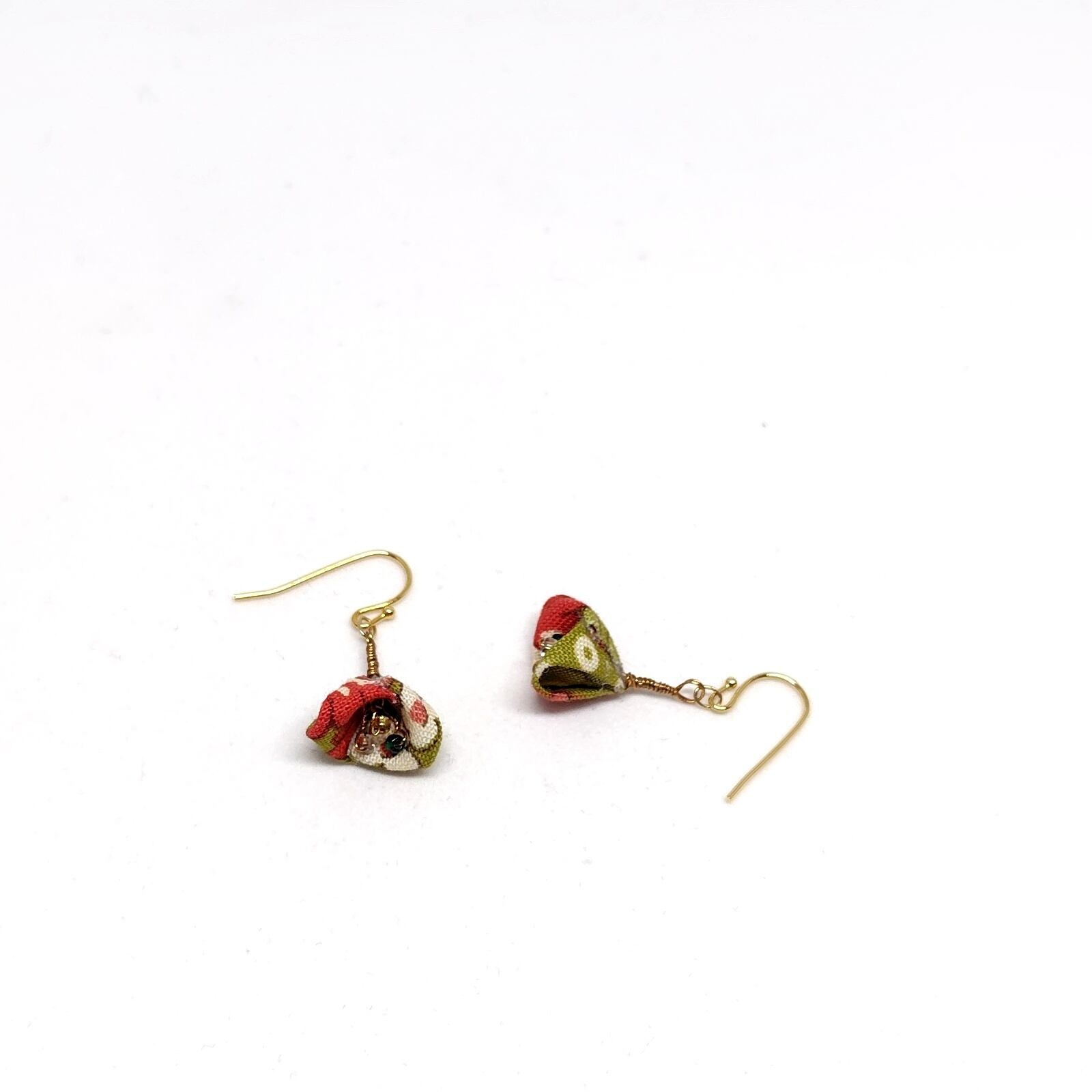 花笑み 潤朱（うるみしゅ） * つまみ細工 小枝 ピアス・イヤリング