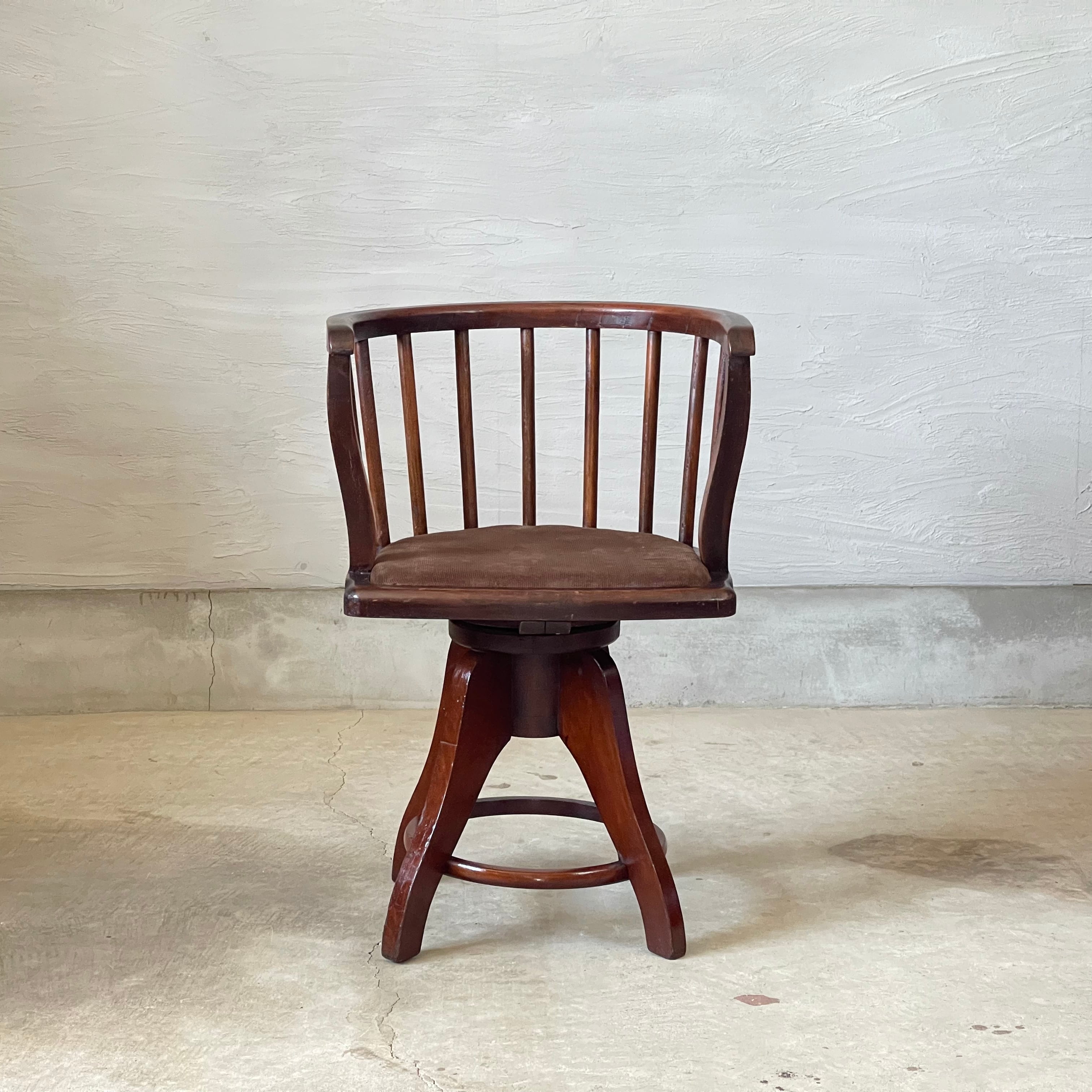 曲線の美しいドクターチェア