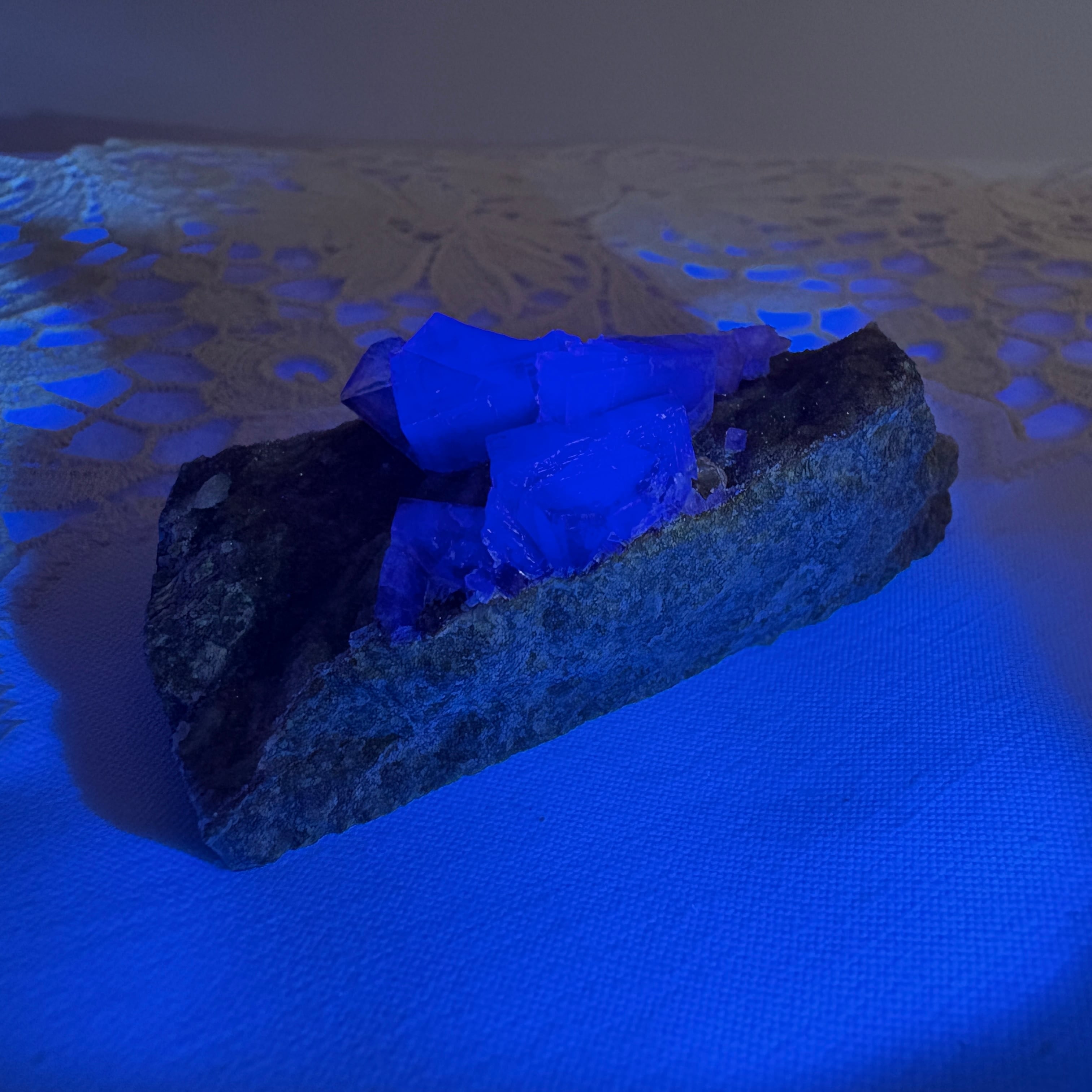 中国・安徽省（あんきしょう）産 パープルフローライト原石｜UV蛍光