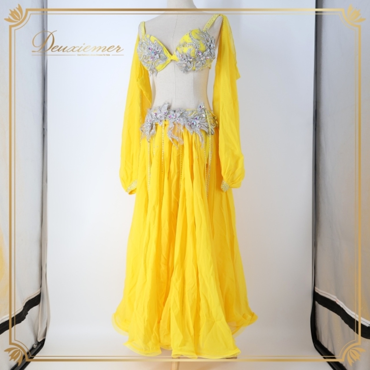 ベリーダンス オリエンタル 衣装 上下セット イエロー系 トップス スカート インナーパンツ 黄 ラインストーン 花 キラキラ 豪華 装飾 鮮やか 明るい ダンス衣装 イベント ステージ 華やか シルバー系