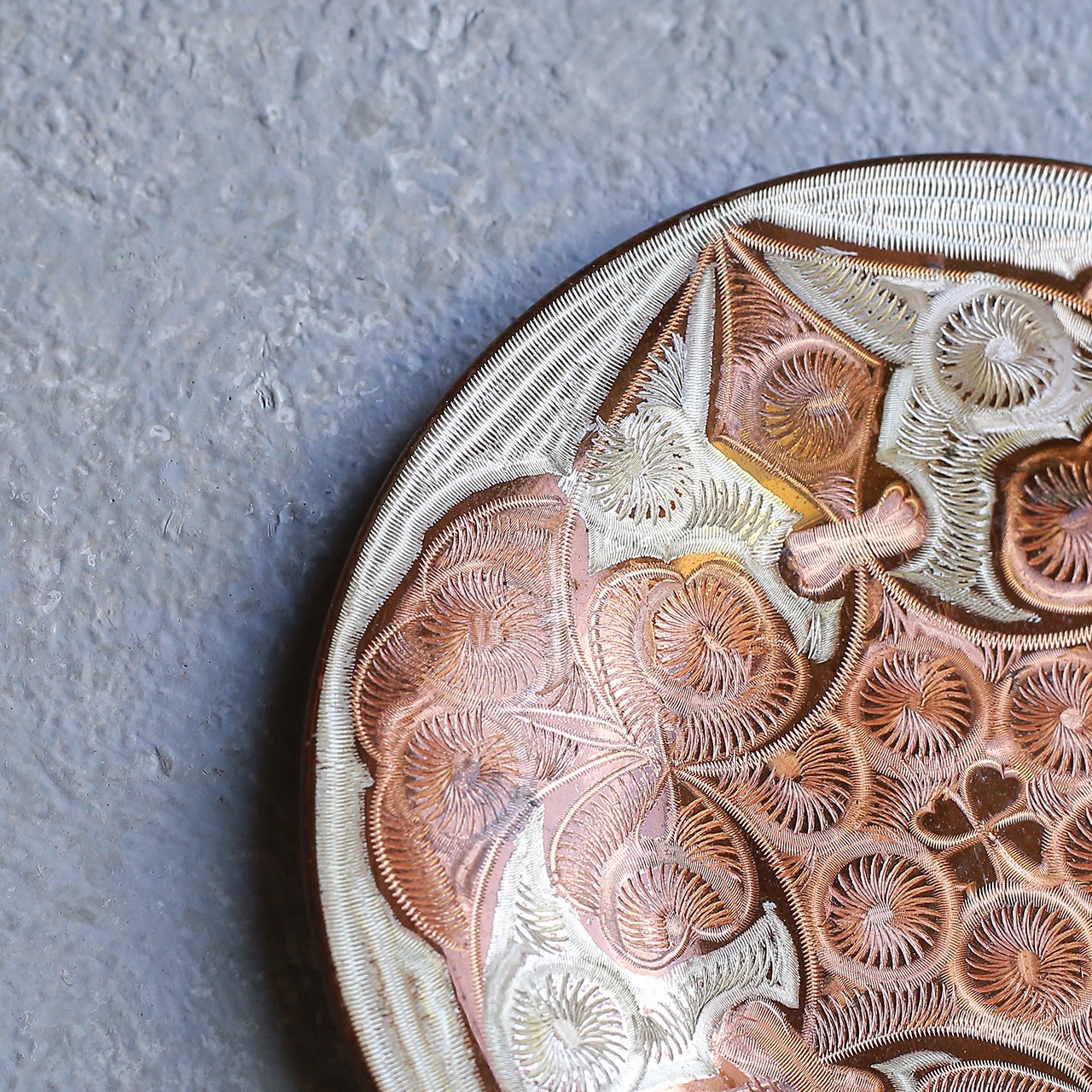 美しい模様の、銅のプレート 5