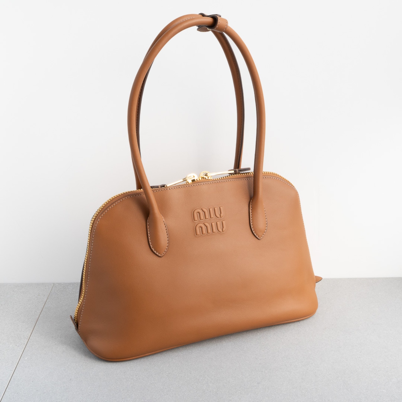 MIU MIU エンボスロゴ レザー ハンドバッグ コニャック